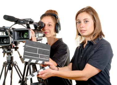 İki genç ve güzel kadın bir video kamera ile çalışmak