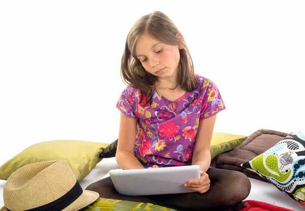 Een klein meisje speelt met haar digitale tablet — Stockfoto
