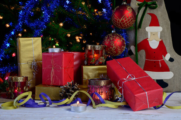Рождественские подарки и украшения