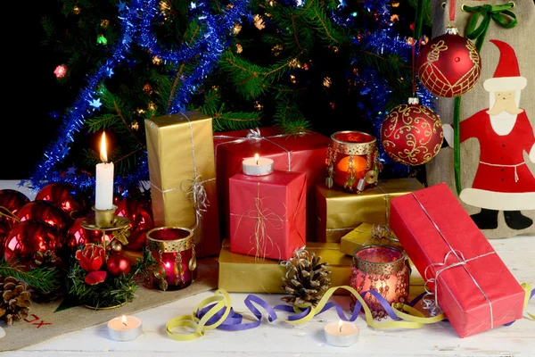 Weihnachtsgeschenke und Dekorationen — Stockfoto