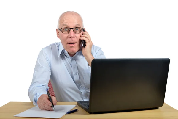 En affärsman pratar telefon och är förvånad över — Stockfoto