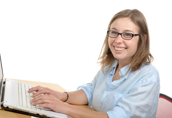 Hezká mladá sekretářka v kanceláři se usmívá na kameru — Stock fotografie