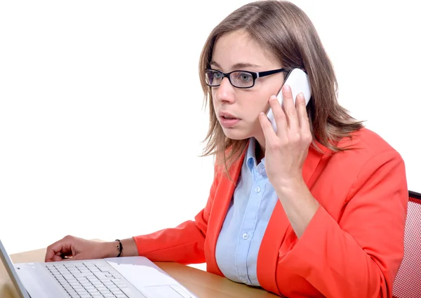 Ein hübscher junger Sekretär benutzt sein Handy in seinem Büro — Stockfoto