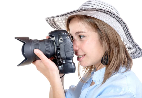 Une jolie jeune fille avec un chapeau prend une photo — Photo