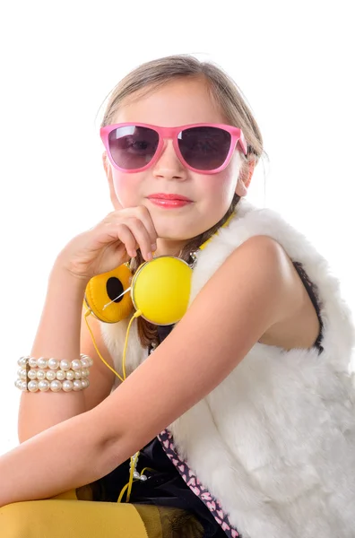 Una bella bambina con gli occhiali rosa — Foto Stock
