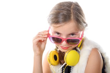 güzel bir kız pembe gözlük ve sarı kulaklık ile