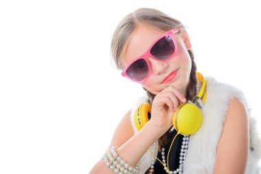 güzel bir kız pembe gözlük ve sarı kulaklık ile