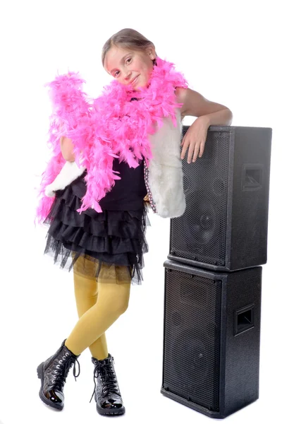 Een mooi klein meisje met een roze feather boa — Stockfoto