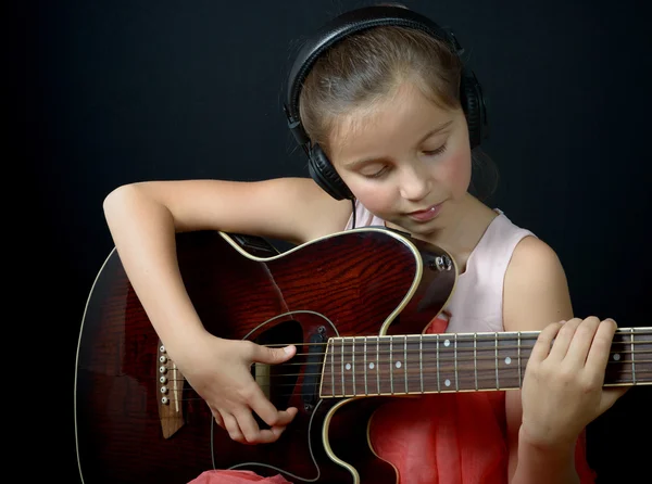 A pretty little girl playing guitar — Stock Photo, Image