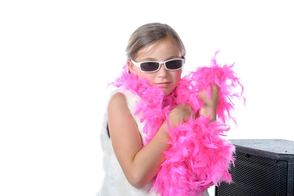 Een mooi klein meisje met een roze feather boa — Stockfoto