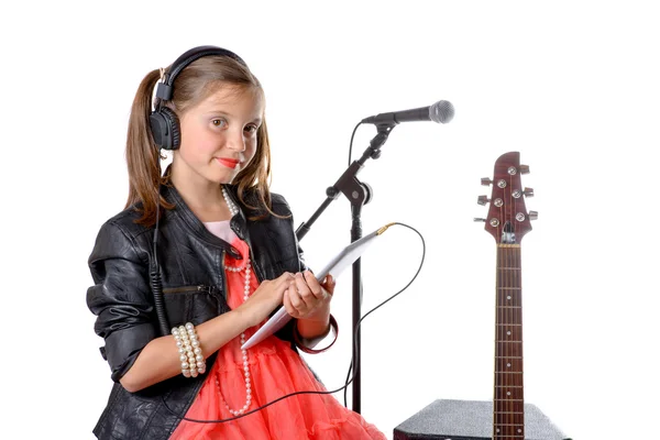 A young girl listening to music on his digital tablet — Stock Photo, Image