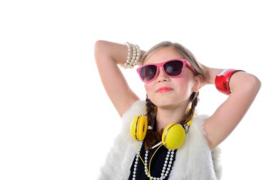 güzel bir kız pembe gözlük ve sarı kulaklık ile