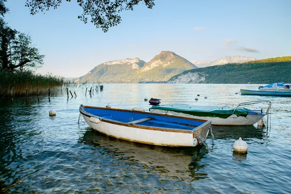 Boten op het meer — Stockfoto