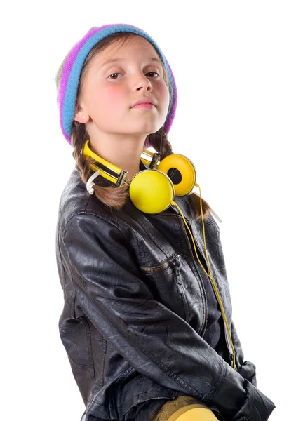 Chica con una chaqueta negra y auriculares — Foto de Stock