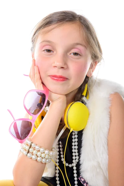 Bardzo mała dziewczynka z okulary różowy i żółty słuchawki — Zdjęcie stockowe