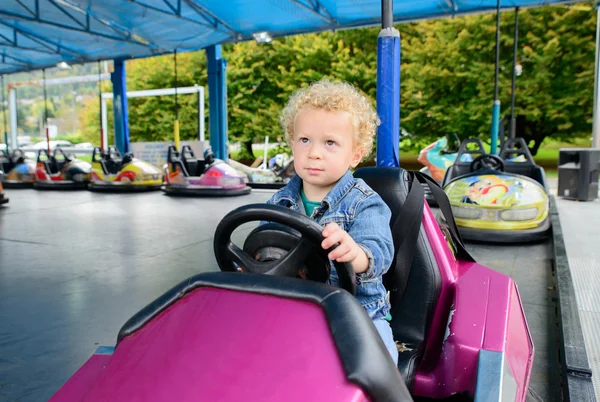 小さな男の子がバンパー車を運転 — ストック写真
