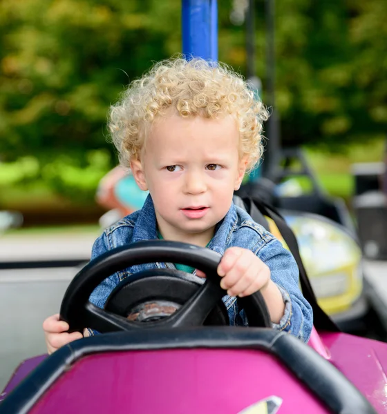 En liten pojke körning en radiobil — Stockfoto