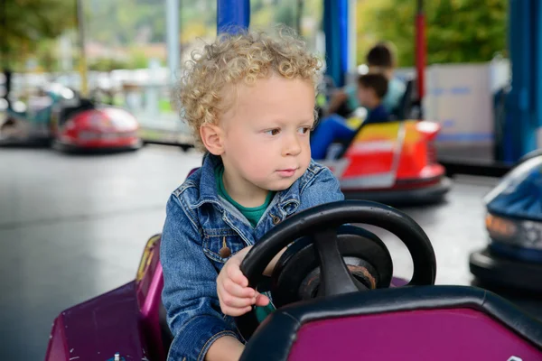 Un niño pequeño conduciendo un coche de parachoques —  Fotos de Stock