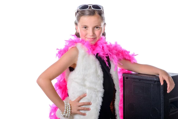 Een mooi klein meisje met een roze feather boa — Stockfoto