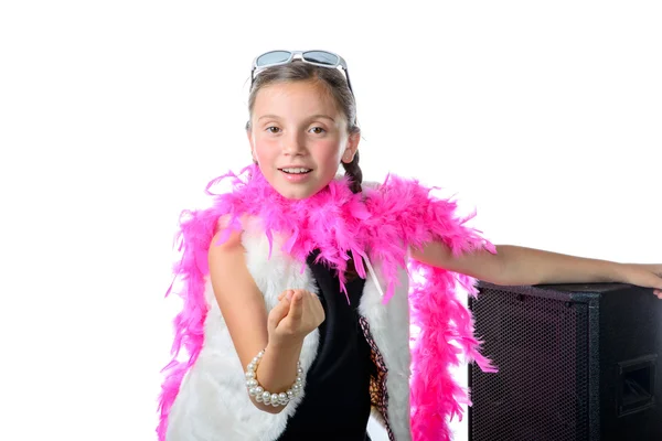 Een mooi klein meisje met een roze feather boa — Stockfoto