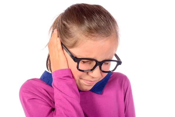 Een klein meisje heeft earache — Stockfoto
