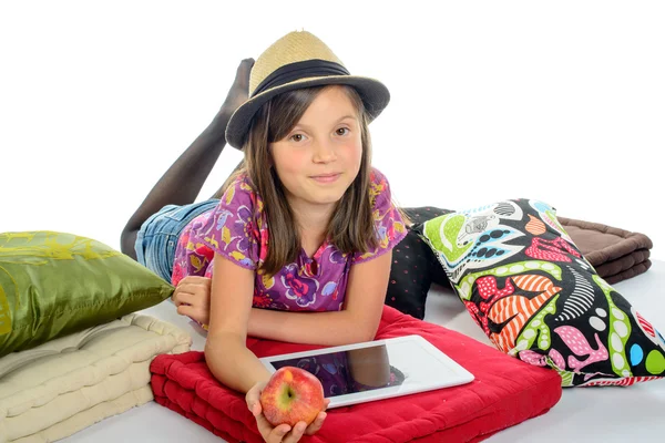 Ragazza con un tablet digitale e una mela in mano — Foto Stock