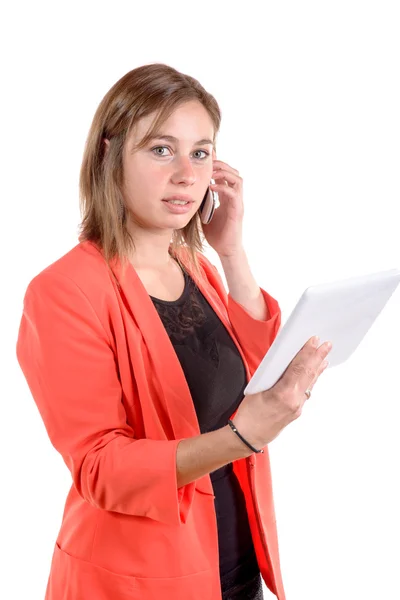 Ein Mädchen mit roter Jacke hält ein digitales Tablet und ein Handy in der Hand — Stockfoto