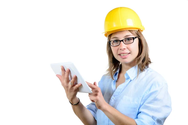 Joven arquitecta con casco amarillo y tableta digital — Foto de Stock