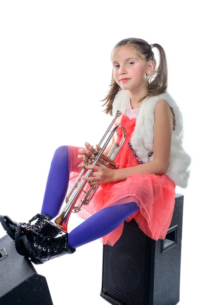 A young and pretty musician is sitting on loudspeakers — Stock Photo, Image