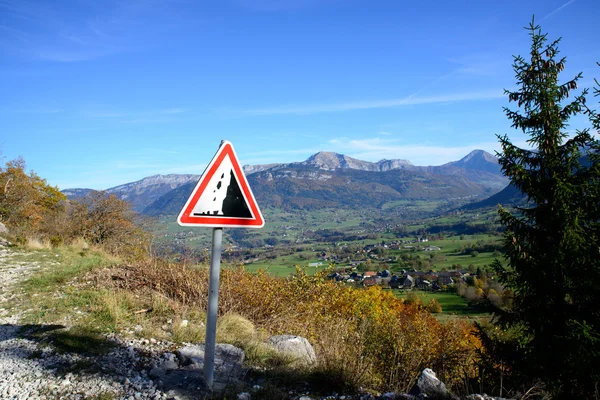 道路標識落石の山の道 — ストック写真