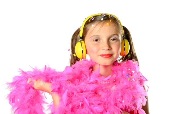 Una niña bonita con una boa de plumas rosa — Foto de Stock