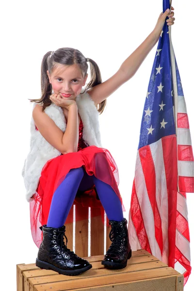Красивая маленькая девочка с американским флагом — стоковое фото