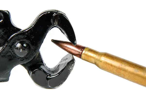 Verwijderen een kogel van cartridge is gevaarlijk — Stockfoto