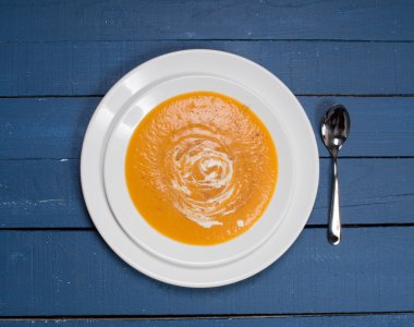 plaka mavi ahşap bir masa üzerinde kabak çorbası