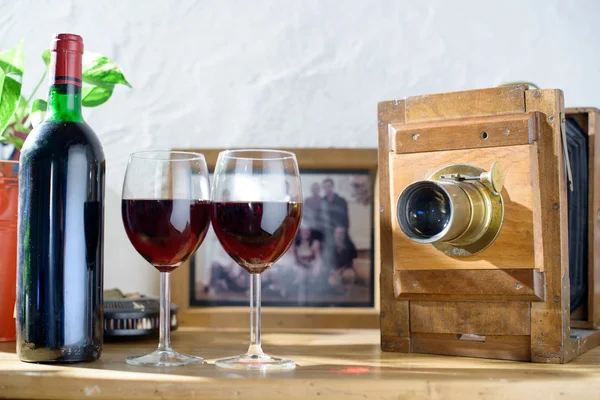 Glasses of wine with an old camera — Stock Photo, Image