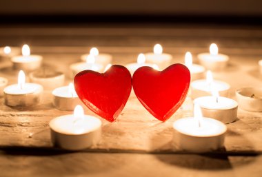 küçük kırmızı ahşap kalpleri ve mumlar