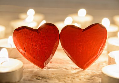 küçük kırmızı ahşap kalpleri ve mumlar