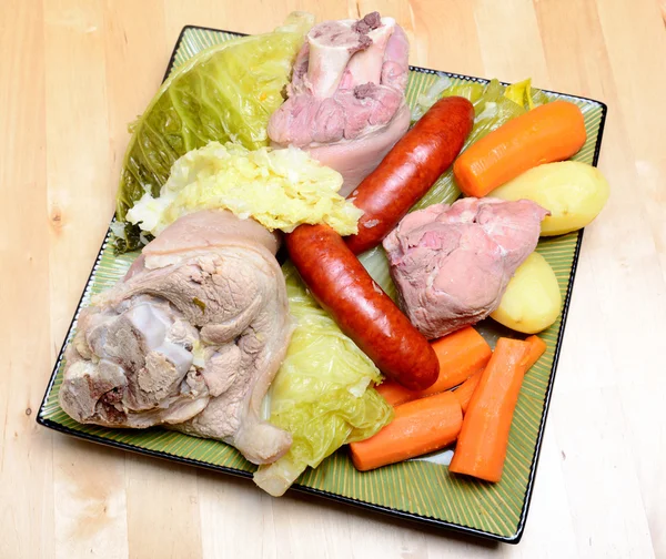 Pot-au-feu met vlees en groenten in een schaal — Stockfoto