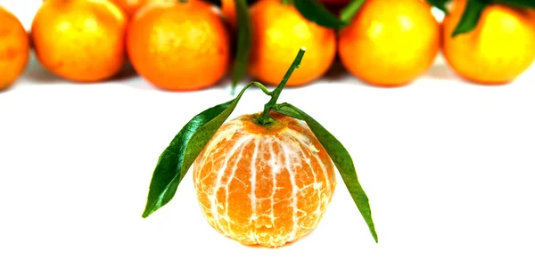 Laranja mandarim isolada sobre um fundo branco — Fotografia de Stock