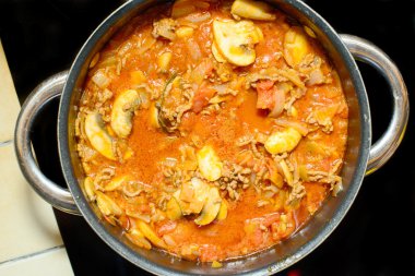 sos için lazanya yemek