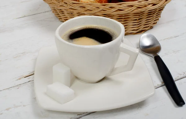 Fransk frukost med kaffe och bakverk — Stockfoto