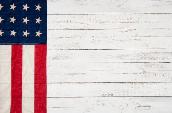 Fondo de madera blanca con una bandera americana —  Fotos de Stock