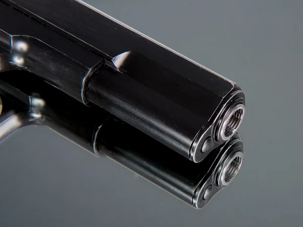 Close-up op de snuit van een airsoft gun instellen op een spiegel — Stockfoto
