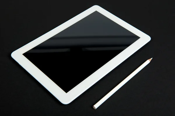Touch pad con lápiz blanco sobre mesa negra — Foto de Stock