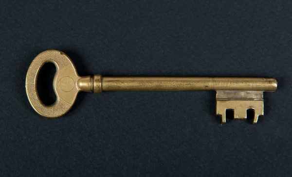 Chave da porta colocada no tecido preto — Fotografia de Stock