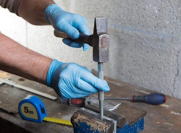 Handyman med en hammare — Stockfoto