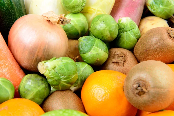 Close up of a fruit and vegetable basket — Stock Photo, Image