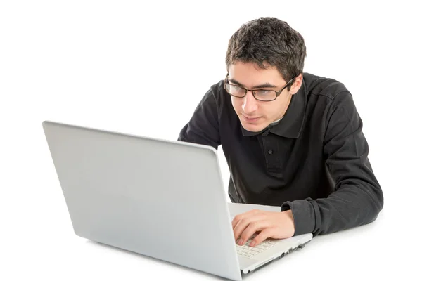 Jongeman werkt met zijn laptop — Stockfoto