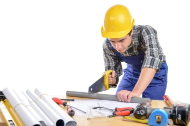 bir işçi bir tahta ahşap bir el ile kesme gördüm