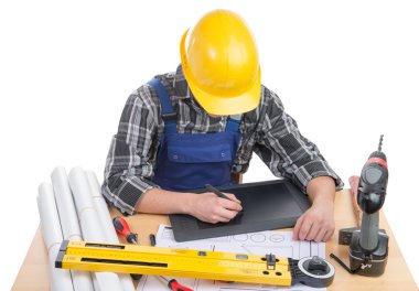 bir tablet ile genç bir işçi